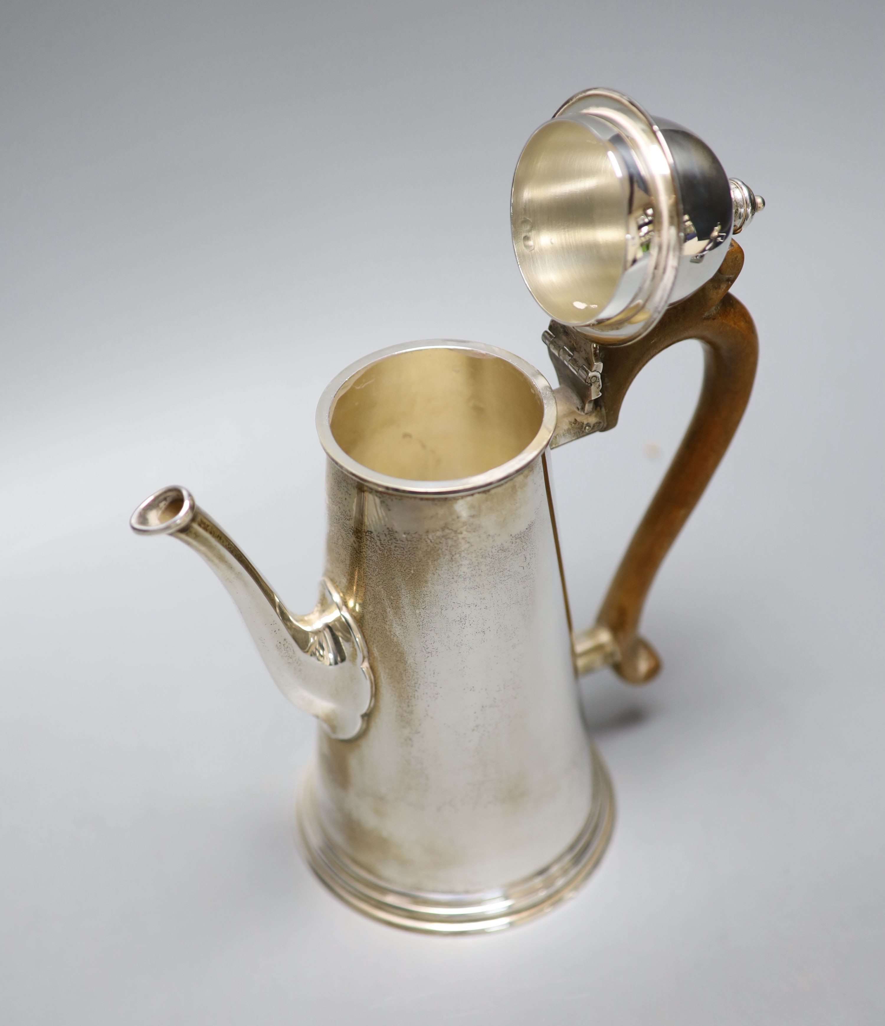 A modern 18th century style silver coffee pot, Nayler Brothers, London, 1981, height 21.4cm, gross weight 17oz.